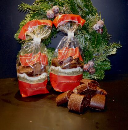 Gefüllte Spitze aus Lebkuchen(Pfefferkuchen)-Teig gefüllt mit einer Schicht feinster Sauerkirschmarmelade